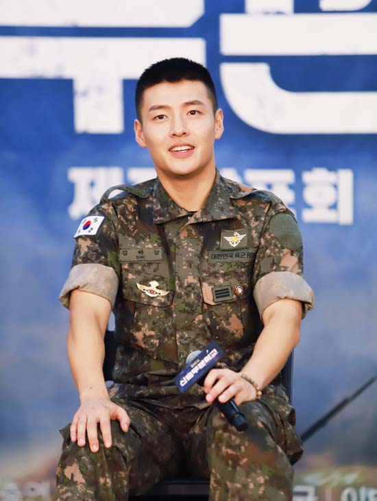 배우 강하늘이 20개월간의 군 복무를 마치고 23일 만기 전역했다. /쇼노트 제공