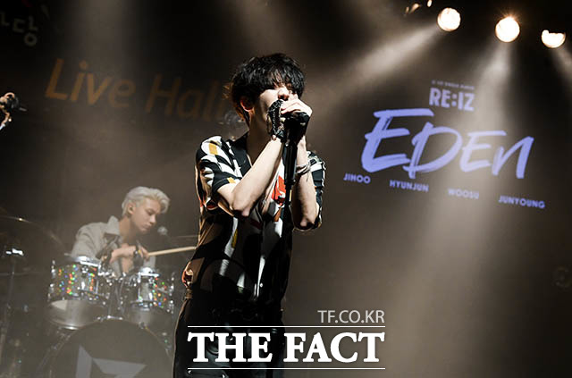 그룹 아이즈(IZ)가 23일 오후 서울 마포구 서교동 KT&G 상상마당 라이브홀에서 열린 싱글앨범 리아이즈(RE:IZ)의 발매 기념 쇼케이스에서 화려한 무대를 펼치고 있다. /김세정 기자