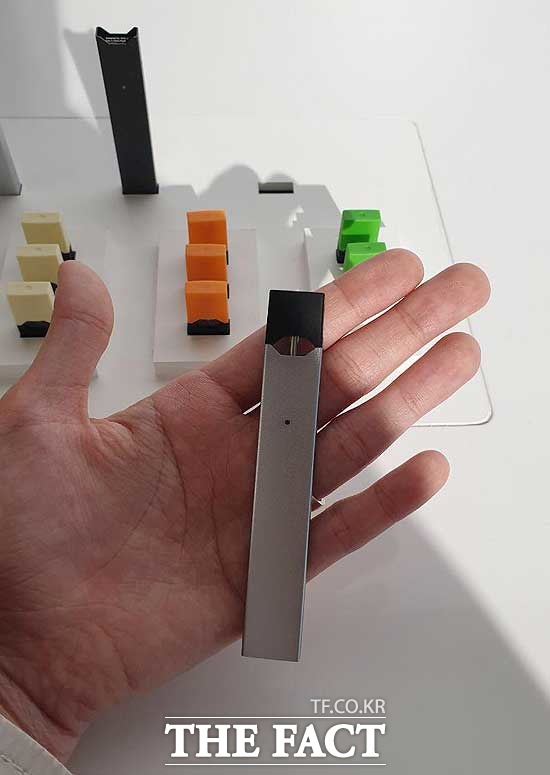 액상형 전자담배 쥴(사진)이 국내에 상륙했고, 토종기업인 KT&G가 경쟁 제품 출시를 예고하면서 담배 시장이 뜨거워질 전망이다. /정소양 기자