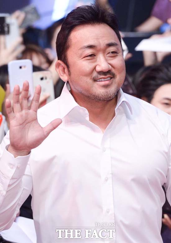 마동석은 현지 팬들에게 직접 사인을 해주고 인사를 하는 등 팬 서비스를 펼쳐 관심을 받았다. 사진은 영화 신과함께-인과연 레드카펫 행사에 참석한 마동석의 모습. /김세정 기자