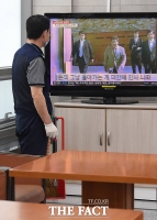 [TF포토] 노무현 서거 10주기, TV 앞에 멈춰 선 청소노동자