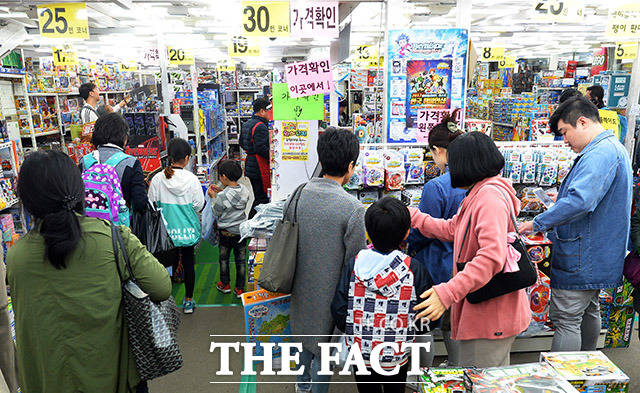 한국소비자원 참가격이 공개한 외식 물가를 보면 1년 사이 서울 지역의 대표 외식 메뉴 8개 가운데 7개 가격이 올랐다. 사진은 서울의 한 대형마트 매장. /더팩트 DB