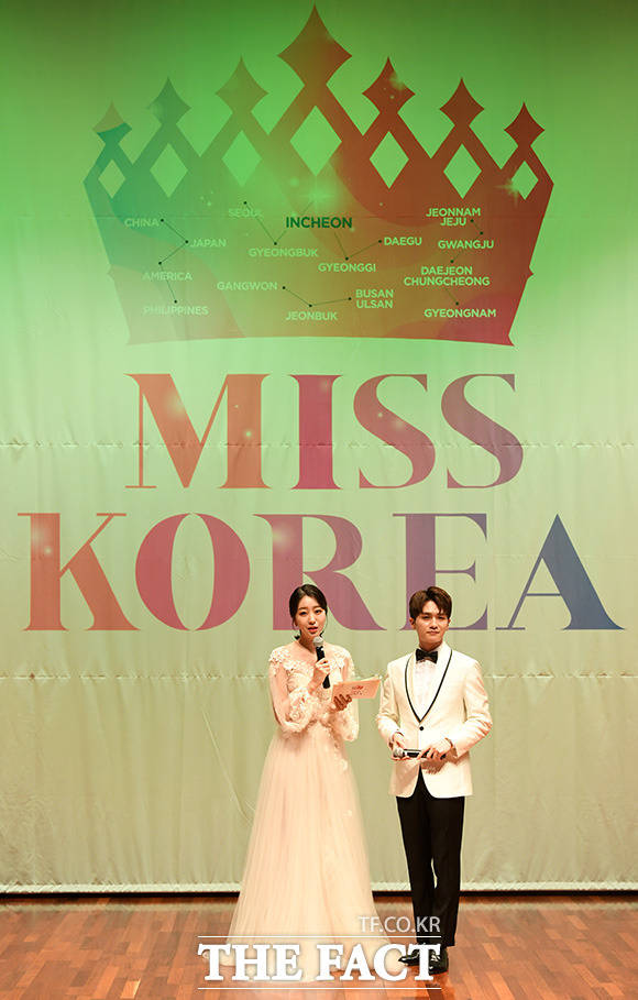행사를 진행하는 이강민 아나운서(오른쪽)와 2017 미스인천 진 신혜빈