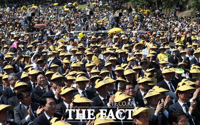 1만 7300여명의 시민들은 뜨거운 날씨 속에서도 노무현 전 대통령 서거 10주기를 기리기 위해 경남 김해 봉하마을을 찾았다. 새로운 노무현이라고 적힌 종이 모자를 쓴 시민이 박수치는 모습. /임영무 기자