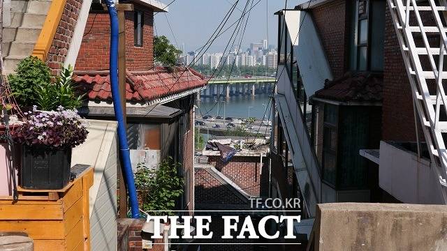 한남3구역 재개발 사업이 확정된 서울시 한남동에 위치한 오래된 주택들 사이로 한강변이 보이고 있다. /이한림 기자