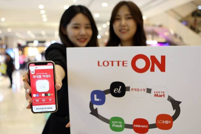 롯데쇼핑도 온라인 통합로그인 서비스 롯데ON을 선보이며 온라인 시장 대응에 나섰다. 업계 한 관계자는 롯데가 온라인 시장을 파고 들기 위해서는 상당한 노력과 시간이 필요할 것으로 봤지만, 충분히 경쟁 우위를 가져갈 가능성이 있다고 평가했다. /롯데쇼핑 제공