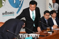 [TF포토] 손학규에게 고개 숙인 하태경