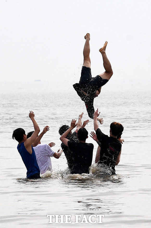 전국이 대체로 맑고 무더운 날씨가 이어지는 25일 오후 인천 영종도 을왕리 해수욕장을 찾은 시민들이 물놀이를 즐기고 있다. /영종도=남용희 기자