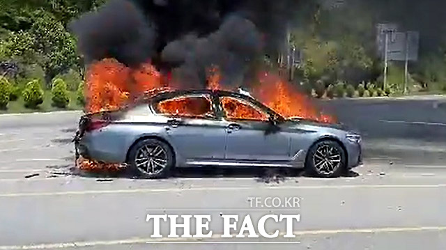 25일 오전 10시 23분쯤 전라남도 해남군 송지면 편도 2차선 도로를 주행하던 A(42)씨의 BMW 520d 차량에서 불이 나 소방당국에 의해 21분만에 꺼졌다. /해남소방서 제공