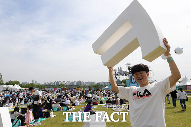 25일 오후 서울 마포구 난지한강공원 젊음의 광장에서 ㅋㅋ페스티벌이 열린 가운데 시민들이 즐거운 시간을 보내고 있다. /김세정 기자
