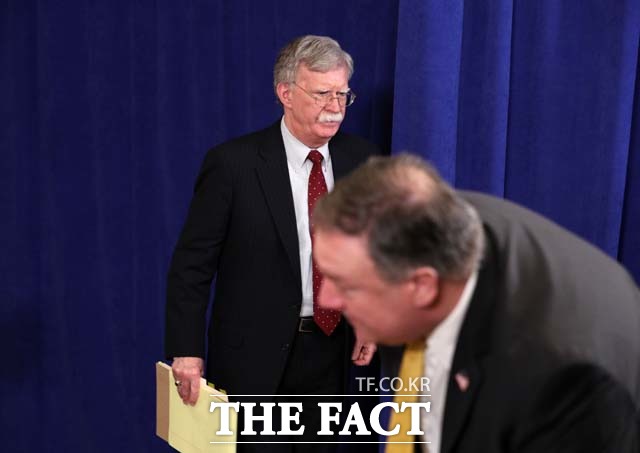 존 볼턴 미국 백악관 국가안보회의(NSC) 보좌관이 25일 일본 도쿄에서 북한의 탄도미사일 발사에 대한 견해를 밝혔다. 볼턴 보좌관은 북한의 탄도 미사일 발사가 유엔 안보리 결의안 위반이라고 말했다. /뉴시스