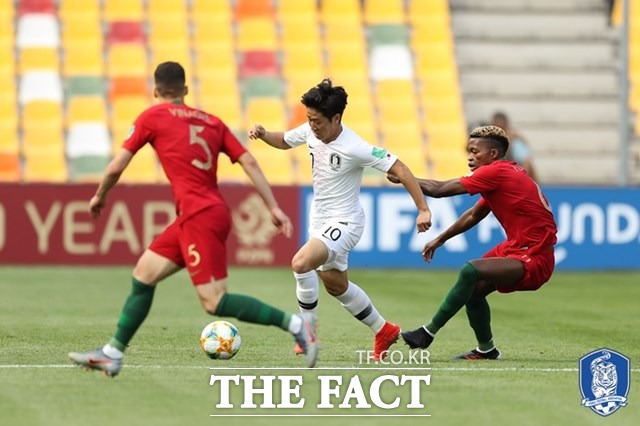 한국 축구의 희망 이강인이 25일 폴란드 비엘스코-비아와 경기장에서 열린 포르투갈과 2019 폴란드 U-20 FIFA 월드컵 F조 1차전에서 지난해 U-19 유럽 우승팀 포르투갈 수비수들을  따돌리고 있다./대한축구협회 제공