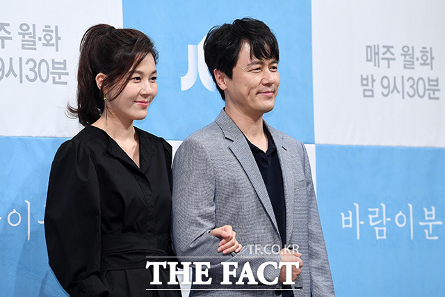 배우 김하늘(왼쪽)과 감우성(오른쪽)이 JTBC 월화드라마 바람이 분다에서 부부 호흡을 맞춘다. /남용희 기자