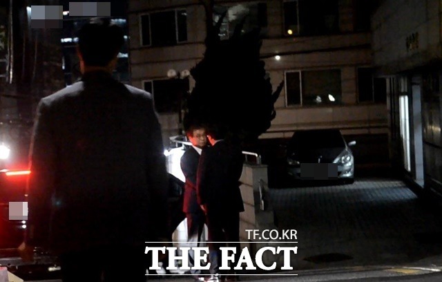 헤어지기 직전 차량 옆에 서서 대화를 나누는 서훈 국정원장과 양정철 민주연구원장. /이철영·허주열 기자