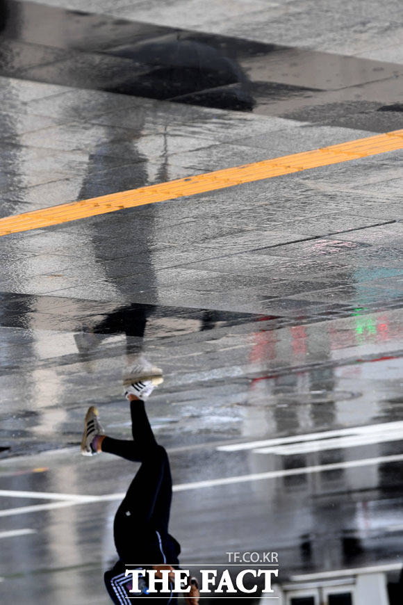 비가 싫어~ 발길 재촉하는 시민