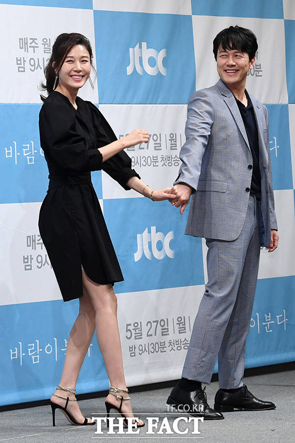 배우 김하늘(왼쪽)은 감우성(오른쪽)의 캐스팅 소식에 출연을 결정했다. /남용희 기자