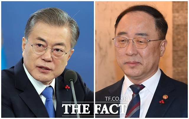문재인 대통령은 28일 청와대에서 홍남기(오른쪽) 경제부총리로부터 경제 현안에 대해 정례보고를 받고, 투자 애로사항에 대한 개선방안을 신속히 마련할 것을 당부했다. /청와대 제공, 더팩트 DB