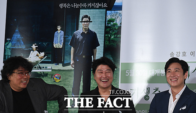 봉준호 감독과 송강호, 이선균(왼쪽부터)이 28일 오후 서울 용산 CGV에서 열린 영화 기생충의 언론시사회에서 웃음을 터뜨리고 있다. /이새롬 기자
