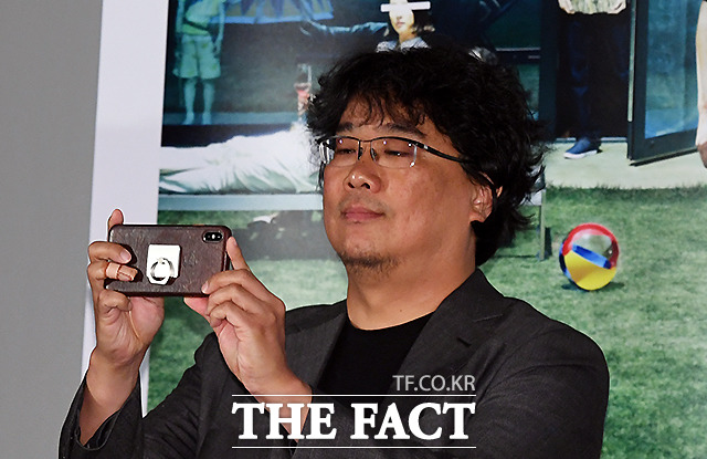 봉준호 영화감독이 28일 오후 서울 용산 CGV에서 열린 영화 기생충의 언론시사회에서 취재진을 휴대전화로 촬영하고 있다. /이새롬 기자
