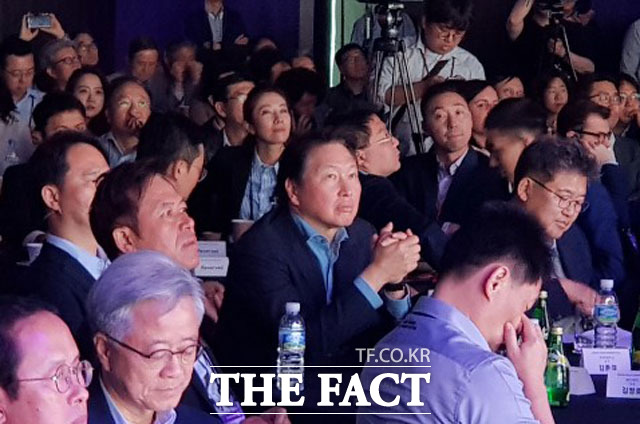 최태원 SK그룹 회장(가운데)이 28일 서울 광장동 그랜드 워커힐호텔에서 열린 소셜밸류커넥트 2019에 참석해 사회적 가치 창출 관련 발표를 듣고 있다. /워커힐호텔=이성락 기자