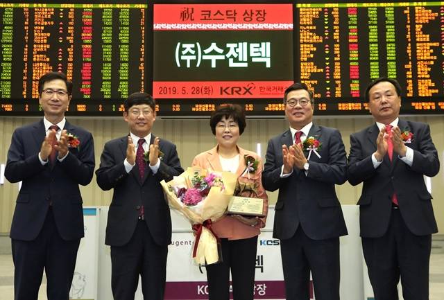 28일 오전 수젠텍이 서울 여의도 한국거래소 서울사옥 홍보관에서 코스닥시장 신규상장기념식을 가졌다. (왼쪽부터) 김현철 한국IR협의회 부회장, 정운수 한국거래소 코스닥시장본부장, 손미진 수젠텍 대표이사, 정일문 한국투자증권 대표이사, 송윤진 코스닥협회 부회장. /한국거래소 제공