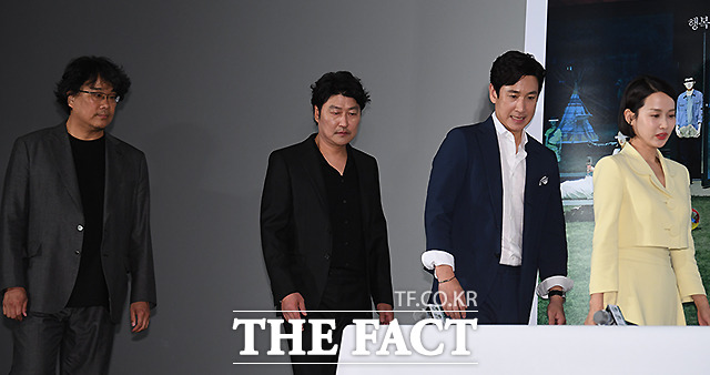 언론시사회에 참석한 배우들과 봉준호 감독(왼쪽)