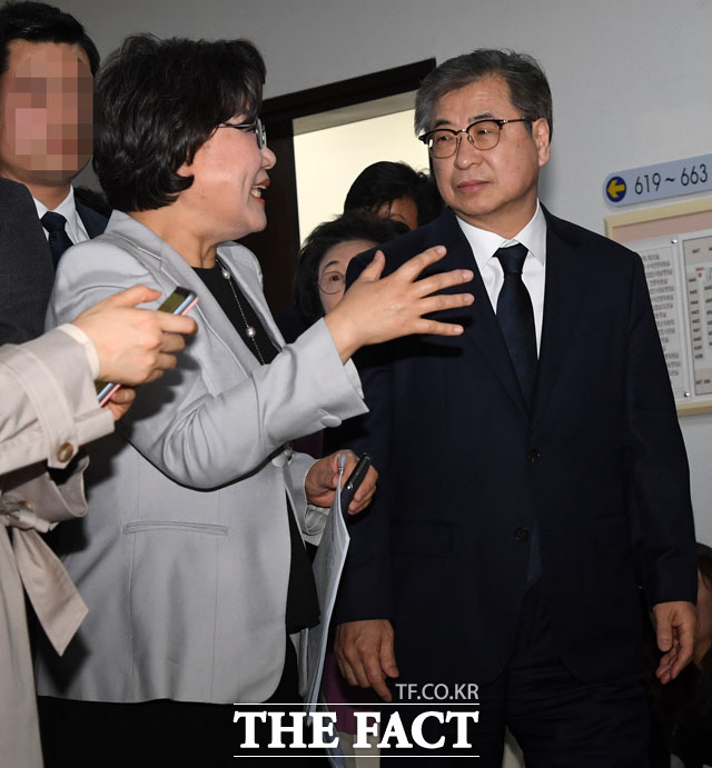 이혜훈 국회 정보위원장은 정보위원회 전체회의 개최를 한국당에 강력 요구하고 있다. 사진은 지난 3월 정보위 전체회의 참석을 위해 함께 이동하고 있는 이 위원장과 서훈 국정원장. /남윤호 기자