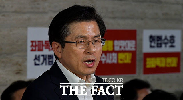 야당은 28일 일제히 양정철 민주연구원장과 서훈 국정원장의 비공개 회동에 대해 부적절하다고 비판했다. 황교안 한국당 대표는 (총선 준비하는 사람과 국정원 책임자의 만남은) 사적인 만남이라고 하더라도 만나선 안 될 때라고 했다. /이덕인 기자