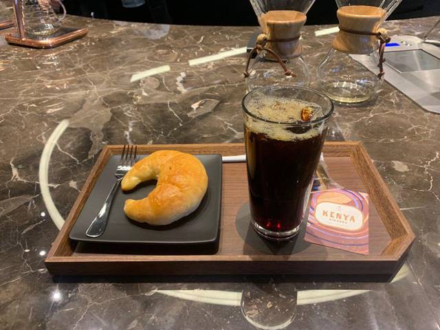 50번째 오픈하는 스타벅스 리저브 매장에서 총 6가지의 각기 다른 추출 방식으로 커피를 즐길 수 있다. 사진은 케멕스 추출 방식으로 내린 커피와 디저트. /중구=이민주 기자