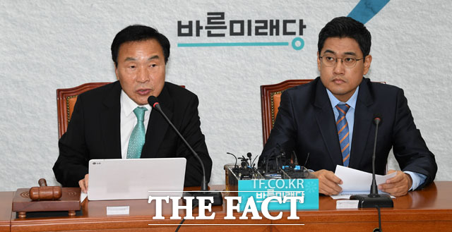 바른미래당 손학규(왼쪽) 대표와 유승민계·안철수계 의원들이 정병국 혁신위안을 둘러싸고 엇갈린 입장을 내놓은 가운데 오신환 원내대표는 의원총회 의결을 통해 결정하겠다고 선언했다. /남윤호 기자