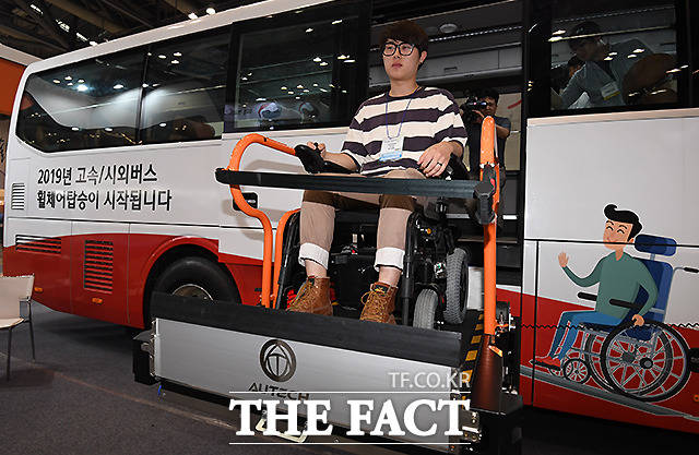 고속버스에 도입될 자동 휠체어 탑승 시스템