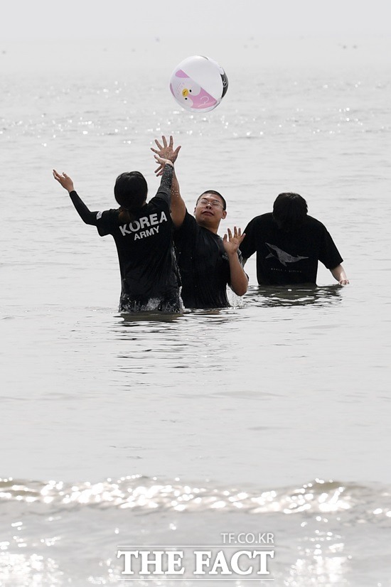 전국이 대체로 맑고 더운 초여름의 무더운 날씨를 보이겠다. 지난 25일 오후 인천 영종도 을왕리 해수욕장을 찾은 시민들이 물놀이를 즐기고 있다. /남용희 기자