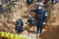 [TF포토] 화살머리고지에서 6·25 전사자 유해발굴 작업하는 장병들