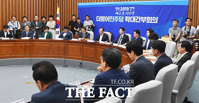 국정원장과 비공개 회동 논란에 대해 더불어민주당은 양정철 민주연구원장 입장을 두둔하고 있다./배정한 기자