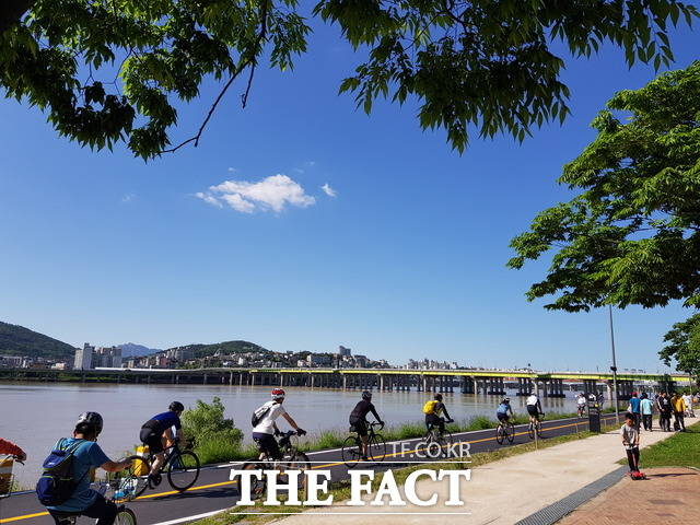 금요일인 31일은 전국이 대체로 흐리다가 낮에 중부지방부터 차차 맑아지겠다. /더팩트 DB