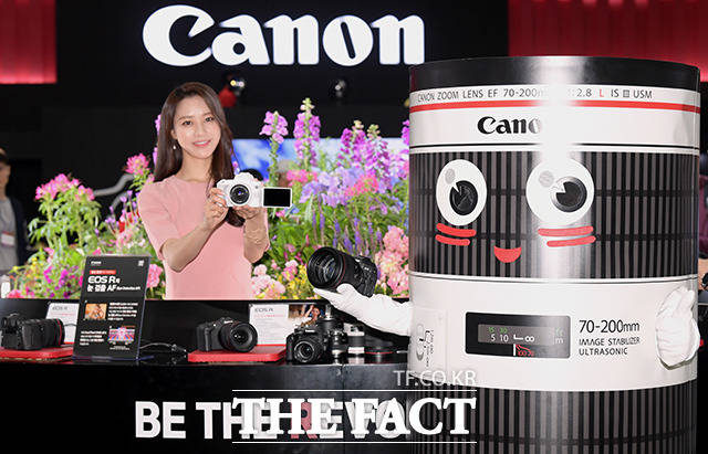 제28회 서울국제사진영상전(P&I 2019)이 30일 서울 코엑스에서 열린 가운데 캐논 코리아 부스의 모델이 카메라 EOS RP와 EOS 200D Ⅱ를 선보이고 있다. /이선화 기자