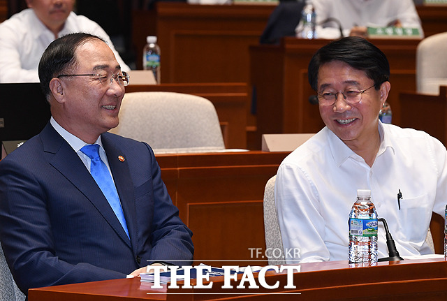 홍남기 경제부총리 겸 기획재정부 장관이 30일 오후 국회 예결위회의장에서 열린 민주당 국회의원 워크숍에 참석해 환한 미소를 짓고 있다. /배정한 기자