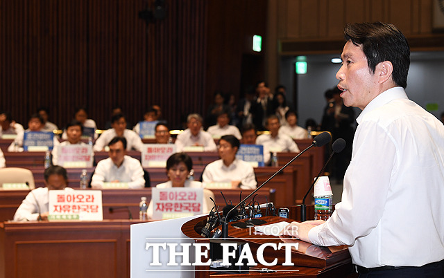 더불어민주당 국회의원 워크숍이 30일 오후 서울 여의도 국회 예결위회의장에서 열린 가운데 이인영 원내대표가 모두발언을 하고 있다. /배정한 기자