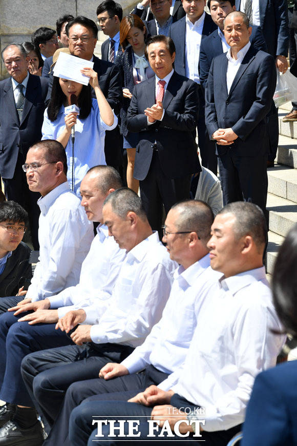 지난달 2일 삭발하는 한국당 의원들과 이를 지켜보는 동료 의원들. /남윤호 기자