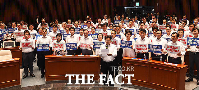 더불어민주당이 30일 이인영 원내대표 체제가 출범한 이후 처음으로 서울 여의도 국회 예결위회의장에서 의원 워크숍을 열었다. 자유한국당의 조건 없는 국회 복귀 촉구 결의문 낭독으로 시작한 워크숍에선 6월 임시국회 전략과 문재인 정부 3년 차 당의 과제 등에 대한 논의가 집중적으로 이뤄졌다. 박찬대 민주당 원내대변인이 한국당의 국회 복귀 등을 촉구하는 결의문을 낭독하는 모습. /국회=배정한 기자