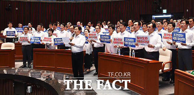 더불어민주당 국회의원 워크숍이 30일 오후 서울 여의도 국회 예산결산특별회의장에서 열린 가운데 이해찬 대표와 이인영 원내대표를 비롯한 의원들이 자유한국당의 국회 등원을 촉구하는 구호를 외치고 있다. / 국회=배정한 기자