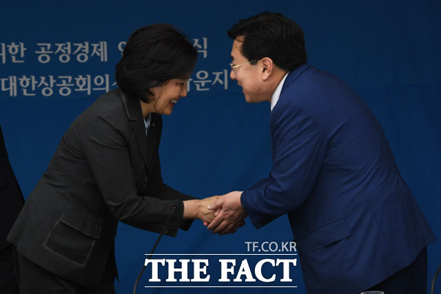 박영선 중소벤처기업부 장관(왼쪽)과 인사하는 김기문 회장