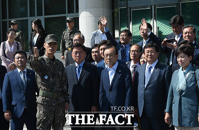 4·27 남북공동선언 1주년을 맞아 판문점 찾은 더불어민주당 지도부