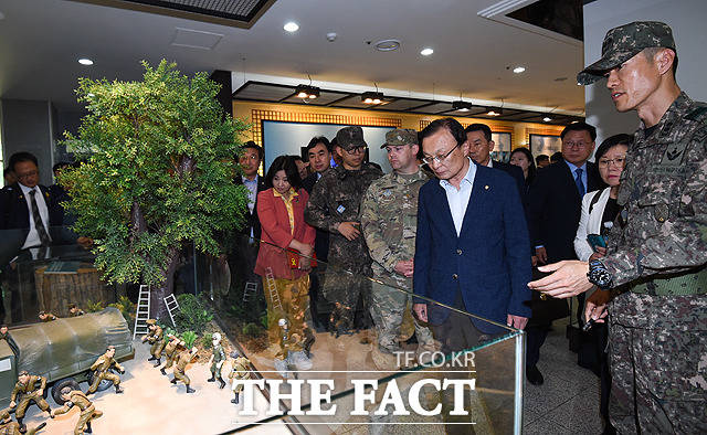 이해찬 더불어민주당 대표(가운데)와 의원들이 31일 오전 경기도 파주시 판문점에서 열린 최고위원회의에 앞서 JSA 안보견학관을 둘러보고 있다. / 파주=국회사진취재단