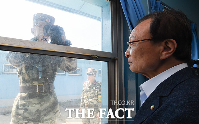 이해찬 더불어민주당 대표가 31일 오전 경기도 파주시 판문점에서 열린 최고위원회의에 앞서 T2회담장을 둘러보는 도중 북한군이 회담장 내부를 감시하고 있다. / 파주=국회사진취재단