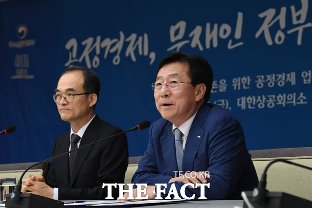 인사말하는 김기문 중소기업중앙회장(오른쪽)