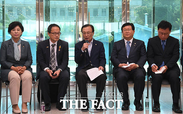 더불어민주당 이해찬 대표 등 당 지도부가 4·27 남북공동선언 1주년을 맞아 31일 오전 경기도 파주시 판문점 남측지역 자유의집에서 현장 최고위원회의를 열고 있다. / 파주=국회사진취재단