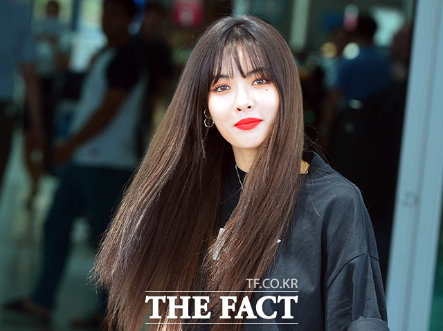 가수 현아가 대학교 축제에서 넘어지는 사고를 당했다. /이동률 기자