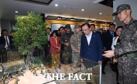 [TF포토] JSA 안보견학관 관람하는 이해찬 대표