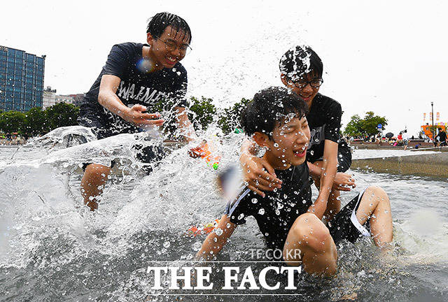 초여름 날씨를 보인 1일 오후 서울 영등포구 여의도 물빛광장에서 어린이들이 물놀이를 하며 즐거워하고 있다. /이동률 기자